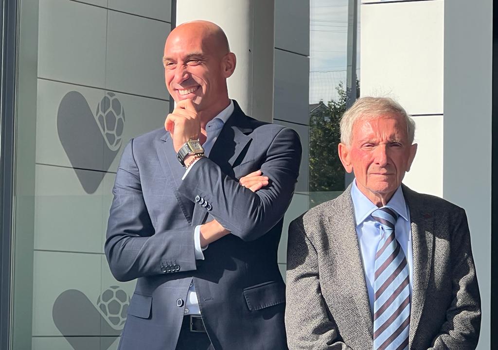 Rubiales entrega a Maximino Martínez la insignia de oro y brillantes de